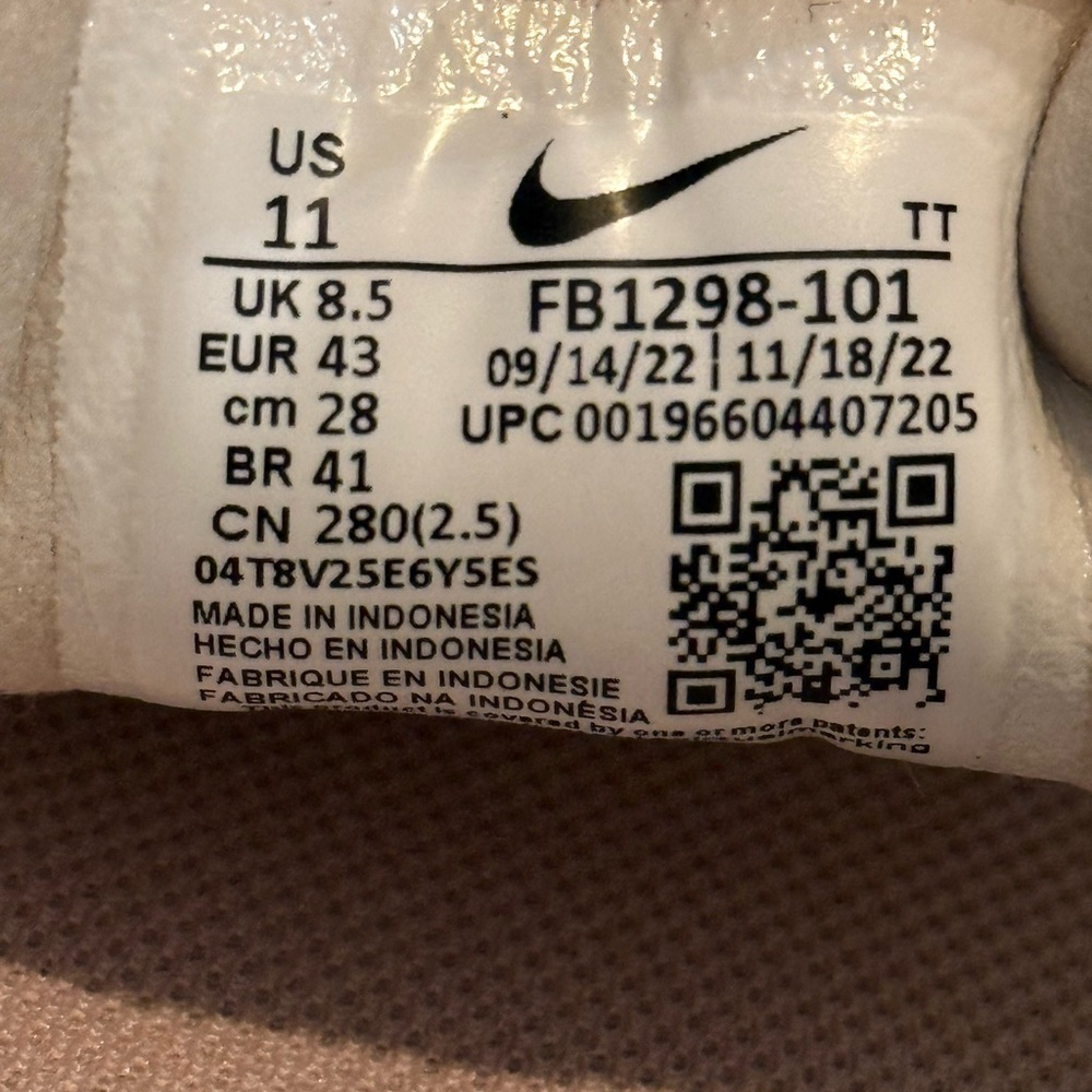 Women’s NIKE Waffle One sneakers- summit white/infinite lilac. Size 11 - Picture 12 of 12